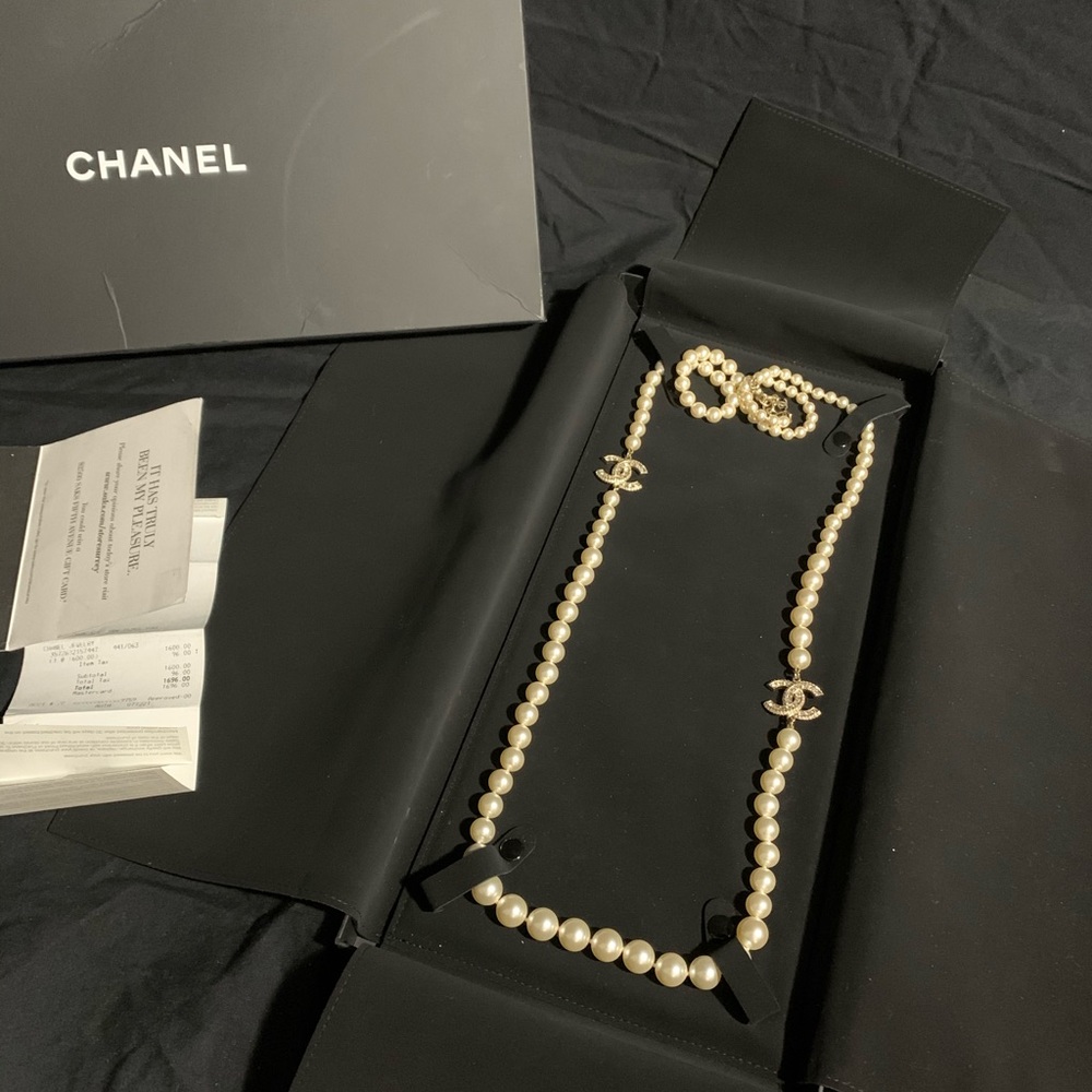 Chanel pearl long necklace with CC in diamonds